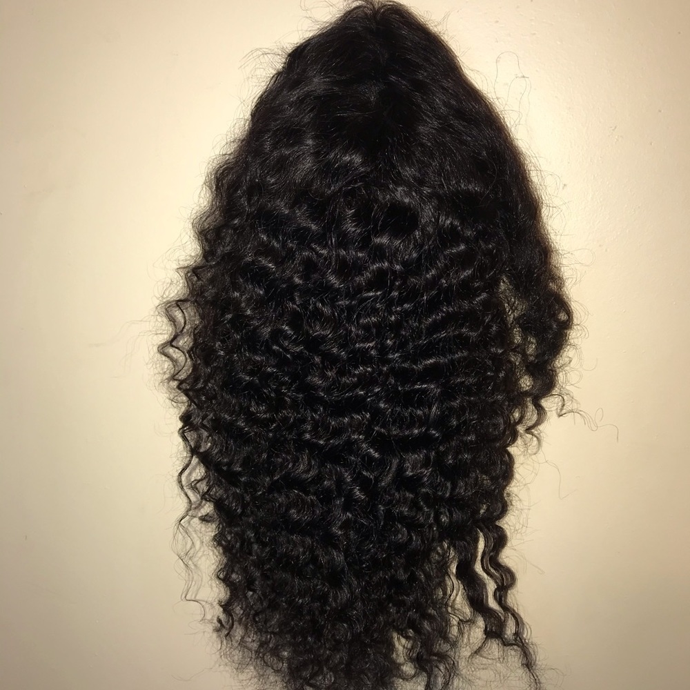 I’m selling a lace frontal wig - Picture 2 of 4